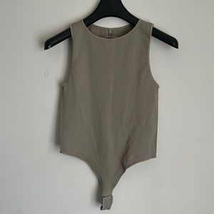 Sleevless body suit